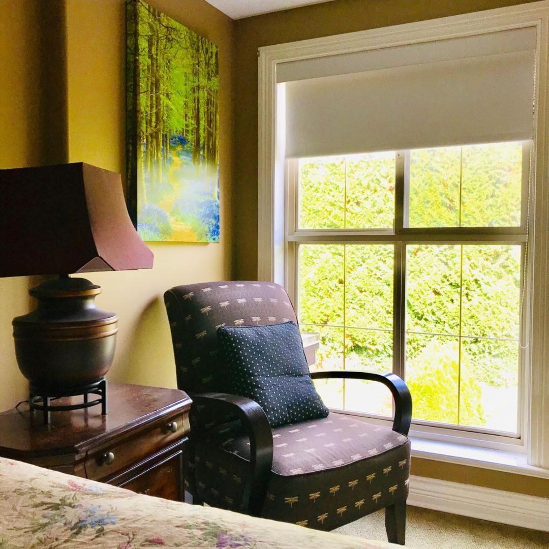 Cedar Manor Bed And Breakfast Pitt Meadows Exterior photo